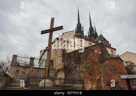 Kathedrale der Heiligen Peter und Paul (Katedrála svatého Petra eine Pavla) auf dem Petrov Hügel dargestellt von Denis Gärten (Denisovy Sady) in Brünn, Tschechien. Das große Kreuz im Vordergrund stand hier der erste Besuch des Papstes für die Diözese Brünn zu gedenken. Dieses Kreuz wurde zuvor errichtet, während die Masse unter der Leitung von Papst Benedikt XVI. in Brünn Internationale Flughafen am 27. September 2009. Stockfoto