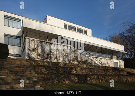 Villa Tugendhat in Brünn, Tschechien, dargestellt vom Garten aus. Die ikonische moderne Villa, die von deutschen Architekten Ludwig Mies van der Rohe war von 1928 bis 1930 für die Familie Tugendhat gebaut. Stockfoto