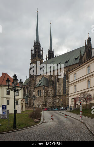 Kathedrale der Heiligen Peter und Paul (Katedrála svatého Petra eine Pavla) auf dem Petrov Hügel im Bild von Grand Street in Brünn, Tschechische Republik. Stockfoto