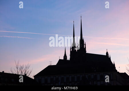 Sonnenuntergang über der Kathedrale der Heiligen Peter und Paul (Katedrála svatého Petra eine Pavla) auf dem Petrov Hügel Bild vom Gemüsemarkt (Zelný trh) in Brünn, Tschechien. Stockfoto