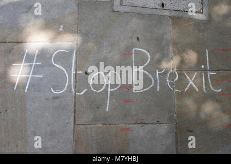 Eine Nachricht lesen:'#Stop Brexit' ist auf dem Bürgersteig, die durch die anti-Brexit Demonstranten vor der 10 Downing Street in London, Großbritannien. Stockfoto