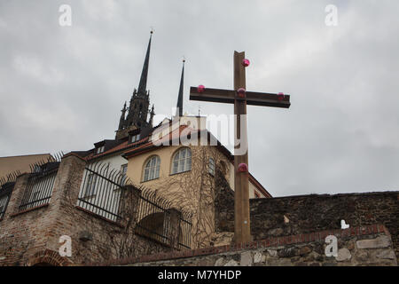 Kathedrale der Heiligen Peter und Paul (Katedrála svatého Petra eine Pavla) auf dem Petrov Hügel dargestellt von Denis Gärten (Denisovy Sady) in Brünn, Tschechien. Das große Kreuz im Vordergrund stand hier der erste Besuch des Papstes für die Diözese Brünn zu gedenken. Dieses Kreuz wurde zuvor errichtet, während die Masse unter der Leitung von Papst Benedikt XVI. in Brünn Internationale Flughafen am 27. September 2009. Stockfoto