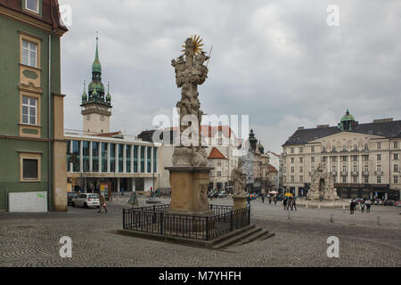 Dreifaltigkeitssäule (sloup Nejsvětější Trojice) und der Turm des Alten Rathauses (Stará radnice) in der Gemüsemarkt (Zelný trh) in Brünn, Tschechien. Stockfoto