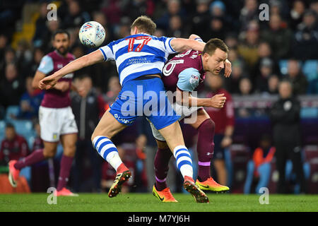 Queens Park Rangers' Matt Smith (links) und Aston Villa John Terry während der Sky Bet Championship Match in der Villa Park, Birmingham. Stockfoto