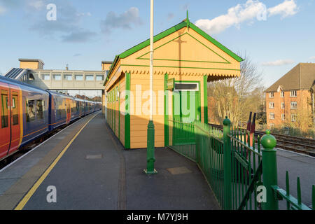 Klasse 450 Desiro Zug in SWT livery aber mit South Western Railway Logos in die Plattform in Alton Station, London Waterloo dient. Stockfoto