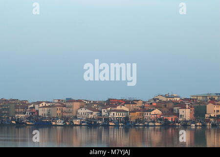 Chioggia, Italien. Ansicht der Fondamenta Lungolaguna vom Ponte Translagunare Stockfoto