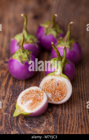 Asiatische Aubergine auf dunklem Holz Stockfoto