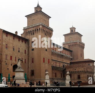 Ferrara, Italien - 27 Januar, 2018: Besucher in der Nähe des Schloss Estense mit Savonarola Denkmal auf der linken Seite Stockfoto