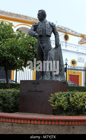 Bronzestatue von Curro Romero in der Stierkampfarena von Sevilla Stockfoto