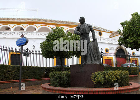 Bronzestatue von Curro Romero in der Stierkampfarena von Sevilla Stockfoto