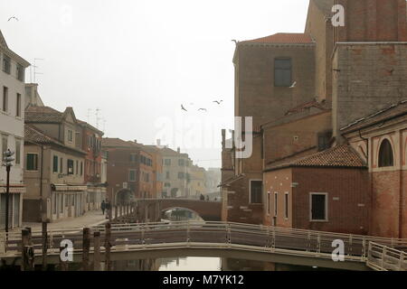 Chioggia, Italien bis zum 28. Januar 2018. Stadtbild von Chioggia Altstadt. Canal Vena mit Booten. Stockfoto