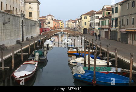 Chioggia, Italien bis zum 28. Januar 2018. Stadtbild von Chioggia Altstadt. Canal Vena mit Booten. Stockfoto