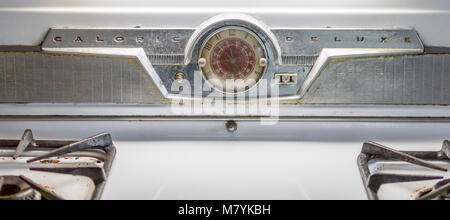 Ein Detail Bild eines Vintage kalorischen Deluxe Herd in einem verlassenen Haus in Southampton, NY. Stockfoto