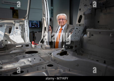 Herr Kumar Bhattacharyya in der Internationalen Manufacturing Center an der Universität von Warwick. Stockfoto