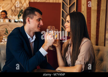 Dating Konzept, Paar, Wein trinken und im Restaurant Stockfoto