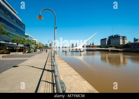 Puente de La Mujer (spanisch für "Woman's Bridge"), ist ein rotierender Fußgängerbrücke für Dock 3 von Puerto Madero kommerziellen Viertel von Buenos Aires, Argen Stockfoto