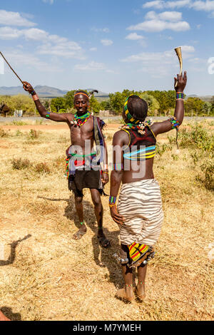 Ein männlicher Hamar Hamar Tribesman Peitschen junge Frauen während einer 'Erwachsen' Stier springen Zeremonie, Dimeka, Omo Valley, Äthiopien Stockfoto