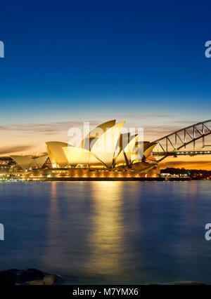 Sydney Opera House und der Sydney Harbour Bridge, Sydney Harbour Bridge bei Sonnenuntergang Sydney Australien New South Wales. Stockfoto