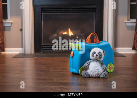 Trunki Ride-On Koffer Vor Home Kamin Stockfoto