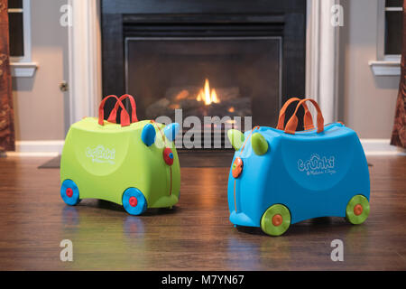 Trunki Ride-On Koffer Vor Home Kamin Stockfoto