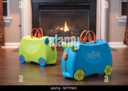 Trunki Ride-On Koffer Vor Home Kamin Stockfoto