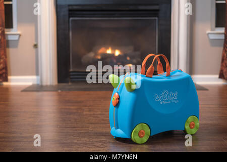 Trunki Ride-On Koffer Vor Home Kamin Stockfoto