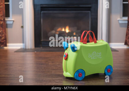 Trunki Ride-On Koffer Vor Home Kamin Stockfoto