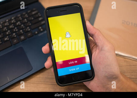Bangkok, Thailand - 14. Februar 2018: Apple iPhone 7 in einer Hand gehalten, seinen Bildschirm mit Snapchat Anwendung. Stockfoto