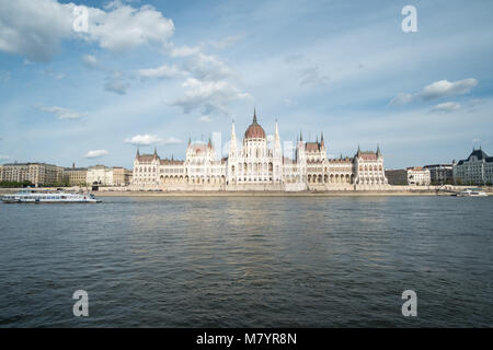 Ungarisches Parlament Gebäude, wie das Parlament in Budapest bekannt. Es liegt in Lajos Kossuth tér, am Ufer der Donau. Stockfoto