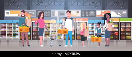 Gruppe von Menschen, die im Supermarkt, Taschen, Körbe und Drücken Wagen mit Lebensmitteln Stock Vektor