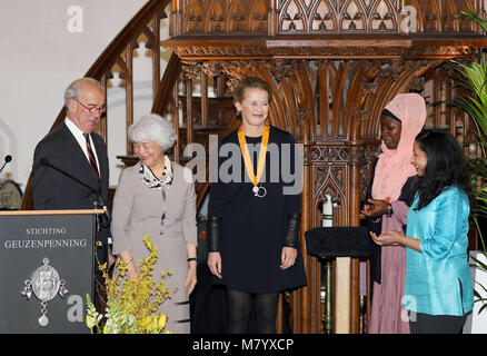 Rotterdam, Niederlande. 13 Mär, 2018. Vlaardingen, Niederlande, 13. März 2018. Prinzessin Mabel von Oranje an der Grote Kerk in Vlaardingen, am 13. März 2018, erhalten die Geuzenpenning für Ihre Organisation Mädchen nicht Bräute Credit: Albert Nieboer/Niederlande/Point de Vue, - KEINE LEITUNG SERVICE-Credit: Albert Nieboer/RoyalPress/dpa Quelle: dpa Picture alliance/Alamy Live News/dpa/Alamy leben Nachrichten Stockfoto