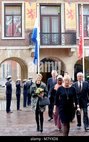 Rotterdam, Niederlande. 13 Mär, 2018. Vlaardingen, Niederlande, 13. März 2018. Prinzessin Mabel von Oranje kommt an der Grote Kerk in Vlaardingen, am 13. März 2018, die Geuzenpenning für Ihre Organisation Mädchen nicht Bräute Credit: Albert Nieboer/Niederlande/Point de Vue, - KEINE LEITUNG SERVICE-Credit: Albert Nieboer/RoyalPress/dpa Quelle: dpa Picture alliance/Alamy Live News/dpa/Alamy Leben Nachrichten zu empfangen Stockfoto