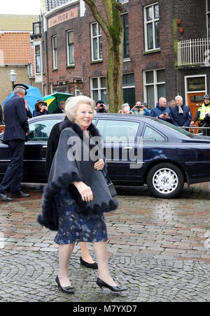 Rotterdam, Niederlande. 13 Mär, 2018. Vlaardingen, Niederlande, 13. März 2018. Prinzessin Beatrix der Niederlande kommt an der Grote Kerk in Vlaardingen, am 13. März 2018, zu besuchen Prinzessin Mabel erhalt der Geuzenpenning für Ihre Organisation Mädchen nicht Bräute Credit: Albert Nieboer/Niederlande/Point de Vue, - KEINE LEITUNG SERVICE-Credit: Albert Nieboer/RoyalPress/dpa Quelle: dpa Picture alliance/Alamy Live News/dpa/Alamy leben Nachrichten Stockfoto