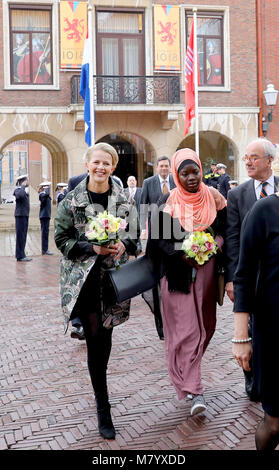 Rotterdam, Niederlande. 13 Mär, 2018. Vlaardingen, Niederlande, 13. März 2018. Prinzessin Mabel von Oranje kommt an der Grote Kerk in Vlaardingen, am 13. März 2018, die Geuzenpenning für Ihre Organisation Mädchen nicht Bräute Credit: Albert Nieboer/Niederlande/Point de Vue, - KEINE LEITUNG SERVICE-Credit: Albert Nieboer/RoyalPress/dpa Quelle: dpa Picture alliance/Alamy Live News/dpa/Alamy Leben Nachrichten zu empfangen Stockfoto