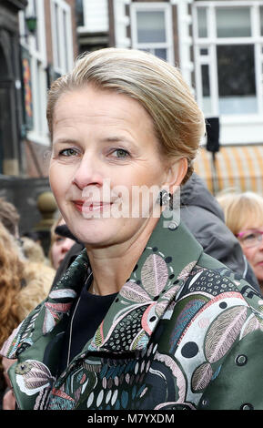 Rotterdam, Niederlande. 13 Mär, 2018. Vlaardingen, Niederlande, 13. März 2018. Prinzessin Mabel von Oranje kommt an der Grote Kerk in Vlaardingen, am 13. März 2018, die Geuzenpenning für Ihre Organisation Mädchen nicht Bräute Credit: Albert Nieboer/Niederlande/Point de Vue, - KEINE LEITUNG SERVICE-Credit: Albert Nieboer/RoyalPress/dpa Quelle: dpa Picture alliance/Alamy Live News/dpa/Alamy Leben Nachrichten zu empfangen Stockfoto