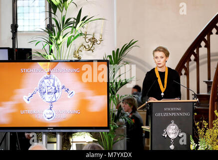 Rotterdam, Niederlande. 13 Mär, 2018. Vlaardingen, Niederlande, 13. März 2018. Prinzessin Mabel von Oranje an der Grote Kerk in Vlaardingen, am 13. März 2018, erhalten die Geuzenpenning für Ihre Organisation Mädchen nicht Bräute Credit: Albert Nieboer/Niederlande/Point de Vue, - KEINE LEITUNG SERVICE-Credit: Albert Nieboer/RoyalPress/dpa Quelle: dpa Picture alliance/Alamy Live News/dpa/Alamy leben Nachrichten Stockfoto