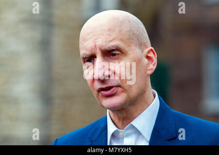 London, UK, 13.03.2018 Baron Andrew Adonis. Politiker und Finanzexperten kommentieren Philip Hammond's Spring Erklärung außerhalb der Häuser des Parlaments auf College Green. Credit: JOHNNY ARMSTEAD/Alamy leben Nachrichten Stockfoto