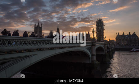 London, Großbritannien. 13. März 2018. UK Wetter. Die Sonne hinter dem Houses of Parliament in Westminster. Credit: Stephen Chung/Alamy leben Nachrichten Stockfoto