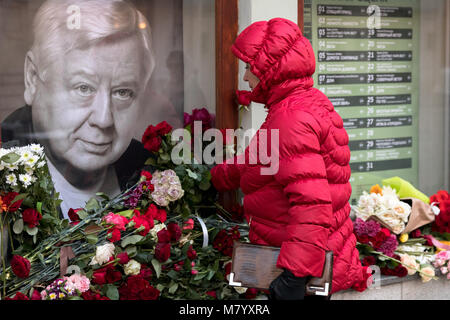 Moskau, Russland. 13. März 2018. Menschen bringen Blumen an die Portrait von Oleg Tabakov nahe dem Haupteingang zum Moskauer Kunst Theater; der künstlerische Leiter, russischer Schauspieler Oleg Tabakov, starb am 12. März in Moskau am 83. Jahr des Lebens, nach einer längeren Krankheit. Credit: Victor Vytolskiy/Alamy leben Nachrichten Stockfoto