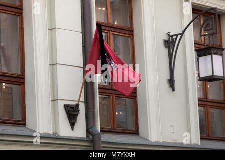 Moskau, Russland. 13. März 2018. Flagge von Moskau mit Trauer Band auf der Fassade des Gebäudes Moskau Kunst Theater; der künstlerische Leiter, russischer Schauspieler Oleg Tabakov, starb am 12. März in Moskau am 83. Jahr des Lebens, nach einer längeren Krankheit. Credit: Victor Vytolskiy/Alamy leben Nachrichten Stockfoto