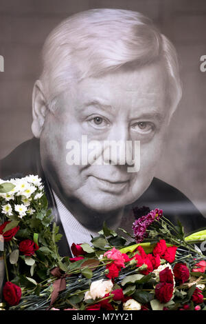 Moskau, Russland. 13. März 2018. Blumen und Portrait von Oleg Tabakov, nahe dem Haupteingang des Moscow Art Theater; der künstlerische Leiter, russischer Schauspieler Oleg Tabakov, starb am 12. März in Moskau am 83. Jahr des Lebens, nach einer längeren Krankheit. Credit: Victor Vytolskiy/Alamy leben Nachrichten Stockfoto