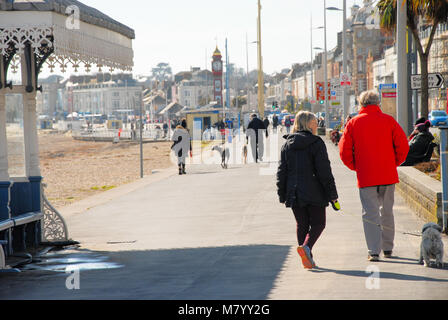 Dorchester, Dorset. 13. März 2018 - Leute genießen, frühlingshafte Wetter am Strand von Weymouth und Harbourside Credit: stuart Hartmut Ost/Alamy leben Nachrichten Stockfoto