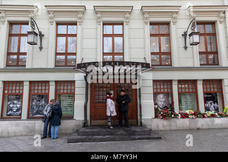 Moskau, Russland. 13. März 2018. Haupteingang des Moscow Art Theater; der künstlerische Leiter, russischer Schauspieler Oleg Tabakov, starb am 12. März in Moskau am 83. Jahr des Lebens, nach einer längeren Krankheit. Credit: Victor Vytolskiy/Alamy leben Nachrichten Stockfoto