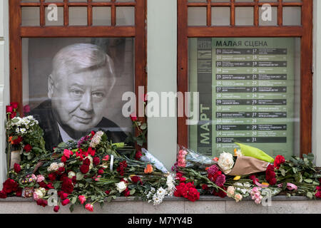 Moskau, Russland. 13. März 2018. Blumen und Portrait von Oleg Tabakov, nahe dem Haupteingang des Moscow Art Theater; der künstlerische Leiter, russischer Schauspieler Oleg Tabakov, starb am 12. März in Moskau am 83. Jahr des Lebens, nach einer längeren Krankheit. Credit: Victor Vytolskiy/Alamy leben Nachrichten Stockfoto