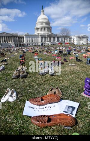 (180313) - Washington, 13. März 2018 (Xinhua) - Schuhe, die die Kinder in der Schule shootings Seit Sandy Hook Elementary School shooting in 2012 sind auf den Rasen vor dem Kapitol in Washington D.C., USA, am 13. März 2018 gesehen getötet. Ein Aktivist der Gruppe am Dienstag gestellt 7.000 Paar Schuhe auf der Rasenfläche vor dem US-Kongress, aus Protest gegen die Untätigkeit der Gesetzgeber angesichts der häufigen Schießereien in Schulen im Land. (Xinhua / Yang Chenglin) Stockfoto