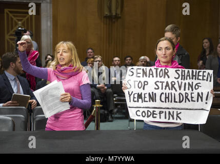 März 13, 2018 - Washington, District of Columbia, Vereinigte Staaten von Amerika - Code Pink Demonstranten versuchen, lenkt die Aufmerksamkeit der United States Senator Jeanne Shaheen (Demokrat von New Hampshire) vor dem ehemaligen Premierminister David Cameron des Vereinigten Königreichs, Vorsitzender der Kommission für Staatliche Fragilität, Wachstum und Entwicklung, einer Zeugenaussage in der mündlichen Verhandlung vor dem Senat der Vereinigten Staaten Ausschuss für Auswärtige Beziehungen ' ' Staatliche Fragilität, Wachstum und Entwicklung, wobei der Schwerpunkt auf der Gestaltung politischer Ansätze, dass Arbeit ' ' auf dem Capitol Hill in Washington, DC am Dienstag, 13. März 2018. Quelle: Stockfoto