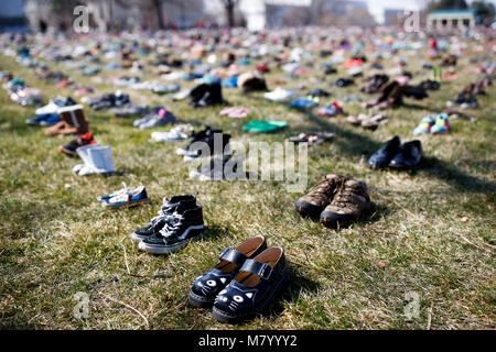 (180313) - Washington, 13. März 2018 (Xinhua) - Schuhe, die die Kinder in der Schule shootings Seit Sandy Hook Elementary School shooting in 2012 sind auf den Rasen vor dem Kapitol in Washington D.C., USA, am 13. März 2018 gesehen getötet. Ein Aktivist der Gruppe am Dienstag gestellt 7.000 Paar Schuhe auf der Rasenfläche vor dem US-Kongress, aus Protest gegen die Untätigkeit der Gesetzgeber angesichts der häufigen Schießereien in Schulen im Land. (Xinhua / Ting Shen) Stockfoto