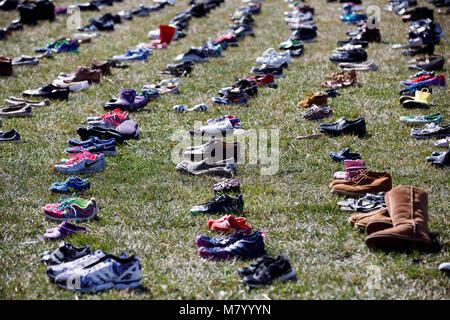 (180313) - Washington, 13. März 2018 (Xinhua) - Schuhe, die die Kinder in der Schule shootings Seit Sandy Hook Elementary School shooting in 2012 sind auf den Rasen vor dem Kapitol in Washington D.C., USA, am 13. März 2018 gesehen getötet. Ein Aktivist der Gruppe am Dienstag gestellt 7.000 Paar Schuhe auf der Rasenfläche vor dem US-Kongress, aus Protest gegen die Untätigkeit der Gesetzgeber angesichts der häufigen Schießereien in Schulen im Land. (Xinhua / Ting Shen) Stockfoto