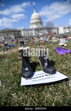 (180313) - Washington, 13. März 2018 (Xinhua) - Schuhe, die die Kinder in der Schule shootings Seit Sandy Hook Elementary School shooting in 2012 sind auf den Rasen vor dem Kapitol in Washington D.C., USA, am 13. März 2018 gesehen getötet. Ein Aktivist der Gruppe am Dienstag gestellt 7.000 Paar Schuhe auf der Rasenfläche vor dem US-Kongress, aus Protest gegen die Untätigkeit der Gesetzgeber angesichts der häufigen Schießereien in Schulen im Land. (Xinhua / Yang Chenglin) Stockfoto