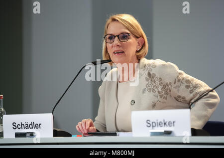 Essen, Deutschland, 13. März 2018, EON und RWE Pressekonferenz: EON Lautsprecher Barbara Schädler. Credit: Jürgen Schwarz/Alamy leben Nachrichten Stockfoto